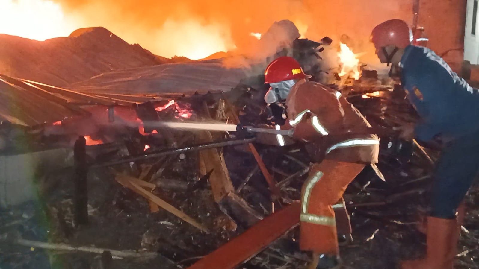 Tim damkar padamkan api di gudang vulkanisir ban dan rumah di Pilangsari Desa Tegalrejo, Kecamatan Gondang, Sragen, Senin (29/7/2024). (Ahmad Khairudin/Radar Solo)