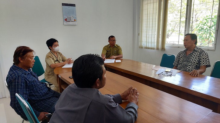 Perwakilan warga Dusun Ngemplak, Desa Randusari, Kecamatan Teras, Boyolali beraudiensi di kantor DLH Boyolali, Selasa (30/7/2024).