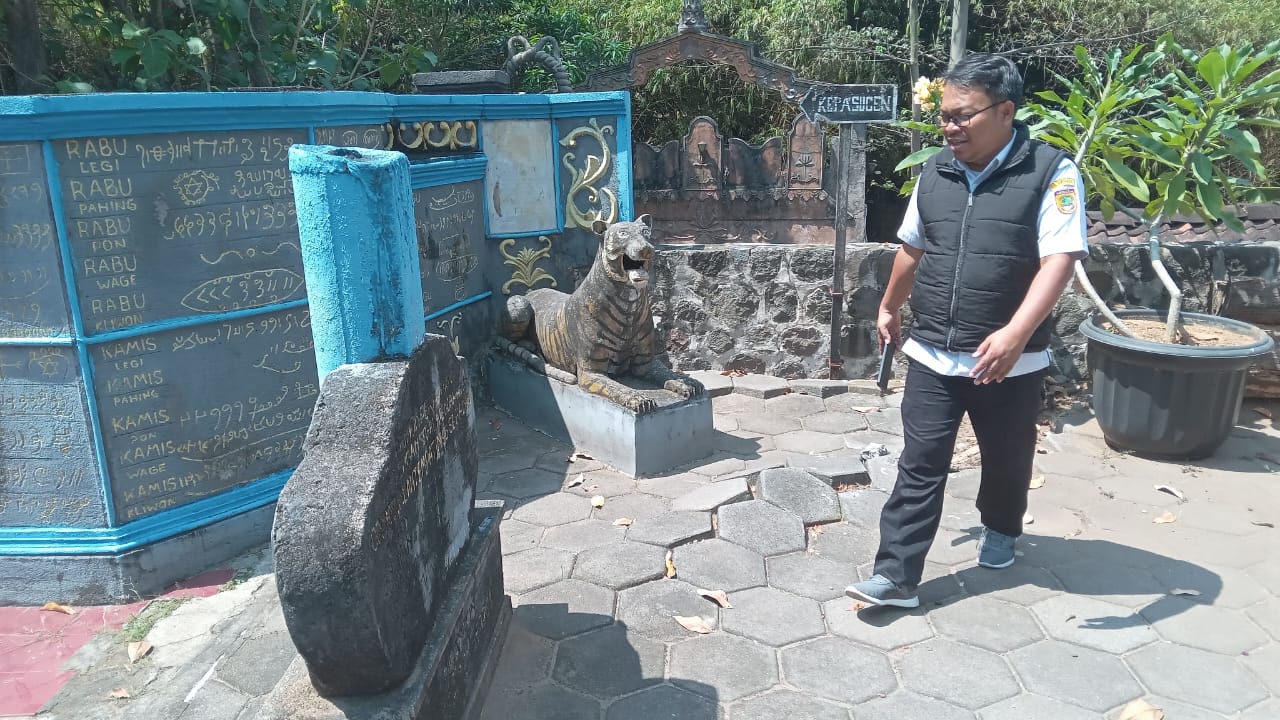 Petugas Disporapar Kabupaten Sukoharjo mengecek kesiapan tradisi Pulung Langse di kompleks Makam Ki Ageng Balak, Desa Mertan, Kecamatan Bendosari, Selasa (30/7).