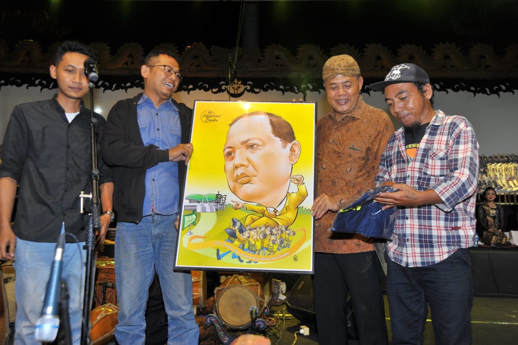 Perwakilan Relawan Kebakkramat Bersatoe serahkan kado karikatur kepada Juliyatmono yang sedang berulang tahun, Senin (29/7/2024).