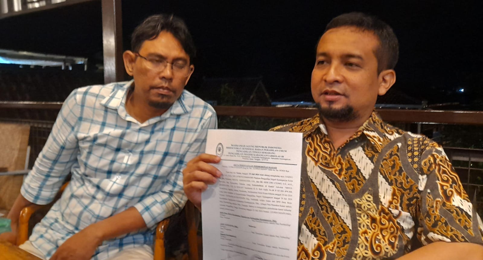 Kuasa hukum BPD Desa Berjo, Ngargoyoso tunjukkan salinan pengajuan kasasi ke MA terkait putusan PN Karanganyar yang menyatakan PAW Kades Berjo tidak sah. (Rudi Hartono/Radar Solo)