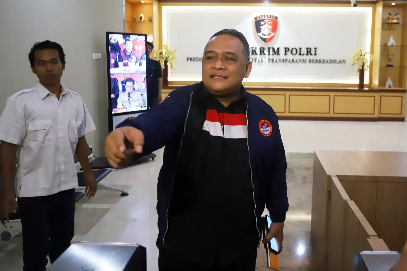 Kepala Badan Perlindungan Pekerja Migran Indonesia (BP2MI) Benny Rhamdani (kiri) berjalan saat akan menjalani pemeriksaan di Bareskrim Mabes Polri, Jakarta, Senin (29/7/2024).