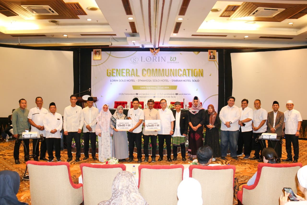 Penyerahan hadiah umrah kepada 2 karyawan terbaik Lorin Group Solo oleh GM Lorin Solo Hotel, D wangsa dan Syariah Hotel Solo Heri Haryosa saat agenda General Communication (G-Com), Senin (29/7/2024).