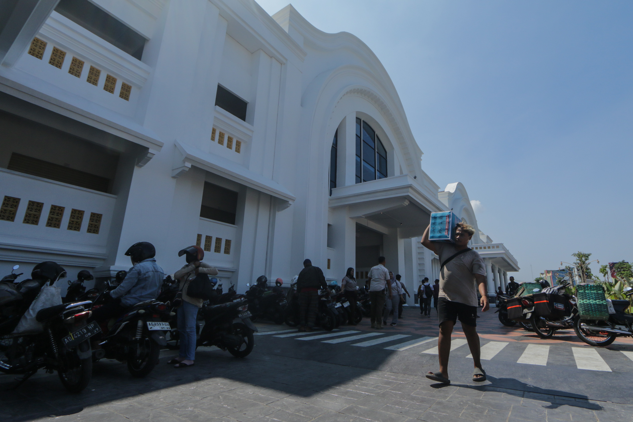 Bangunan Pasar Jongke yang megah menjadi daya tarik untuk beroperasi 24 jam. (M Ihsan/Radar Solo)
