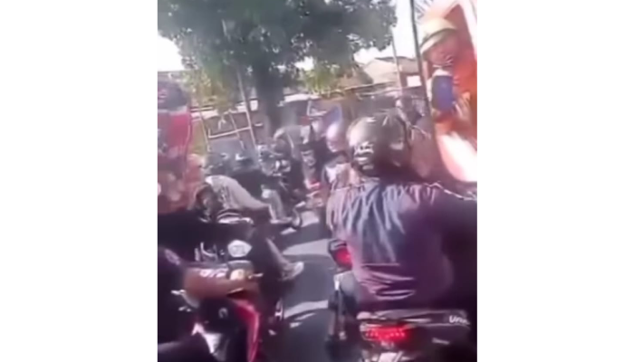 Potongan video petugas Damkar yang mencoba meminta jalan kepada pesilat peserta konvoi di Ngrampal, Sragen.