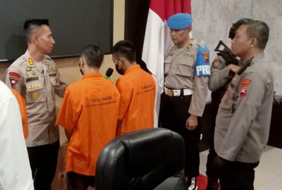 Kapolres Karanganyar AKBP Jerrold Hendra Kumontoy (kiri) meminta keterangan anggota perguruan silat pelaku penganiayaan. (Rudi Hartono/Radar Solo)