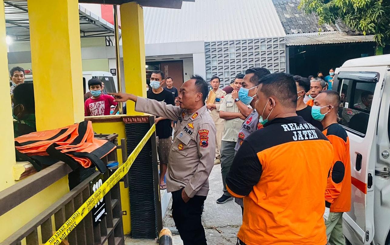 Evakuasi mayat di Perumahan Winong, Ngringo, Jaten. (Rudi Hartono/Radar Solo)