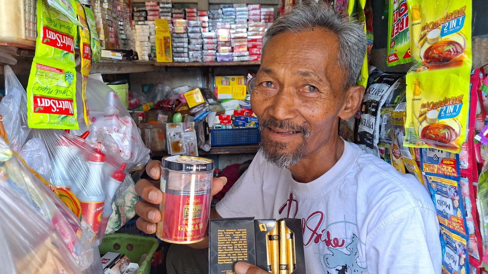Penjual rokok eceran di dekat Terminal Tirtonadi.