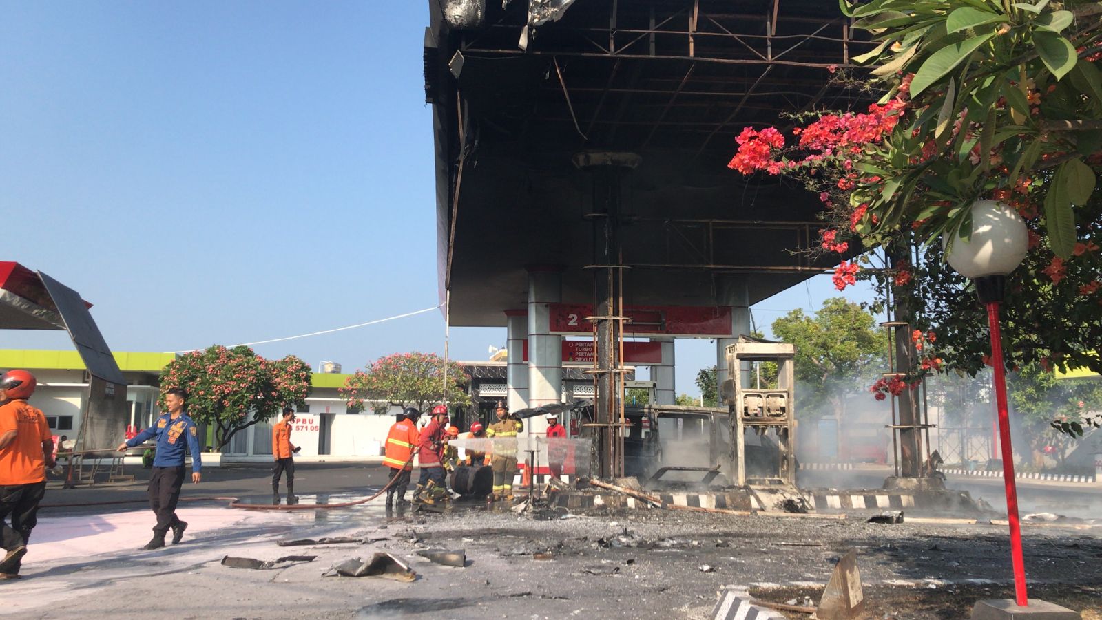 Personel damkar lakukan pendinginan kebakaran SPBU Paulan, Colomadu, Karanganyar.