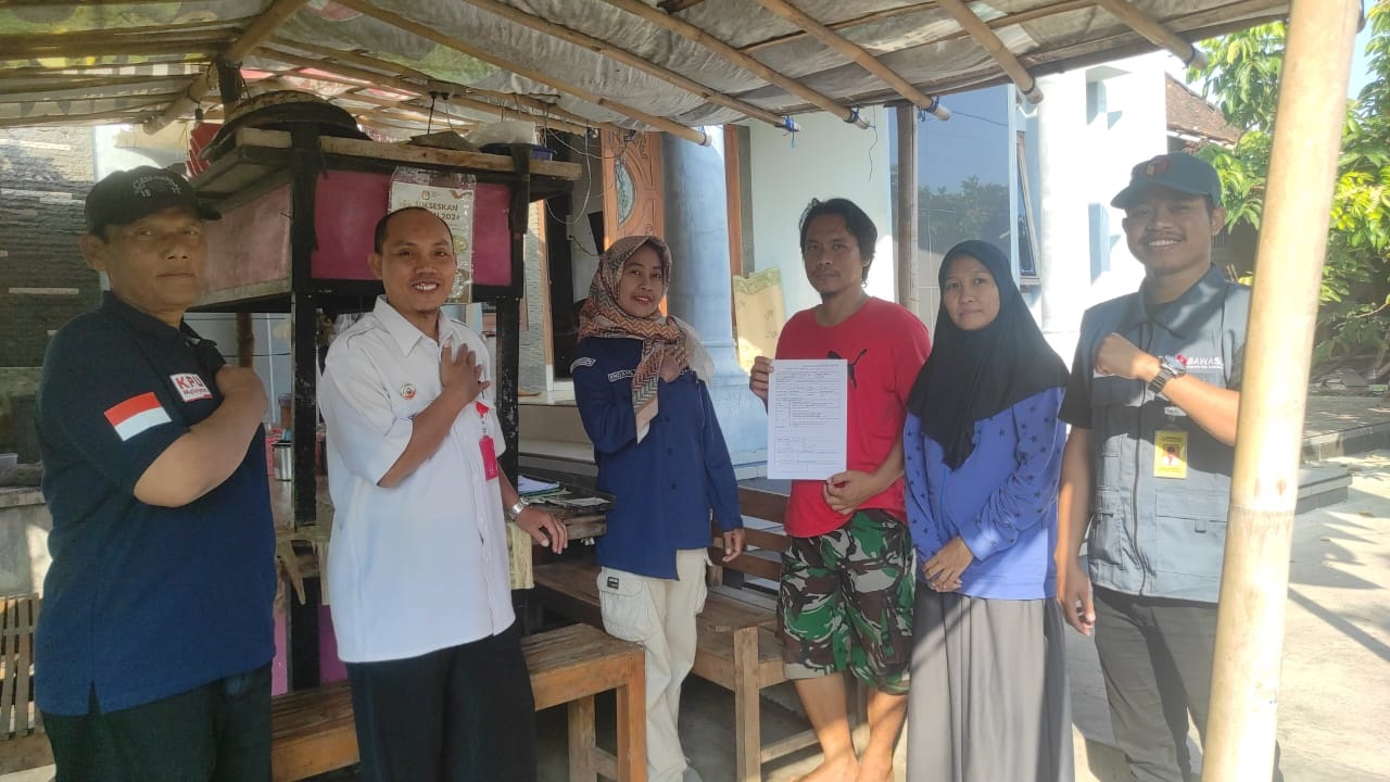 Petugas verifikator syarat dukungan bapaslon bupati Sukoharjo independen mulai bekerja untuk verfak kedua, Rabu (31/7).