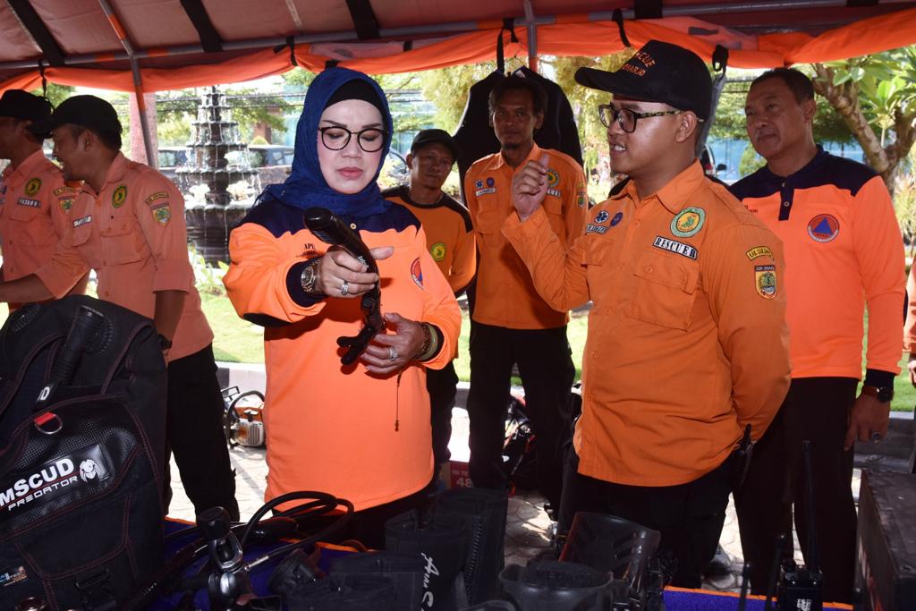 Bupati Sukoharjo Etik Suryani cek perlengkapan penanganan bencana usai menggelar apel&nbsp;siaga bencana akhir 2023 lalu di halaman sekretariat daerah Kabupaten Sukoharjo.
