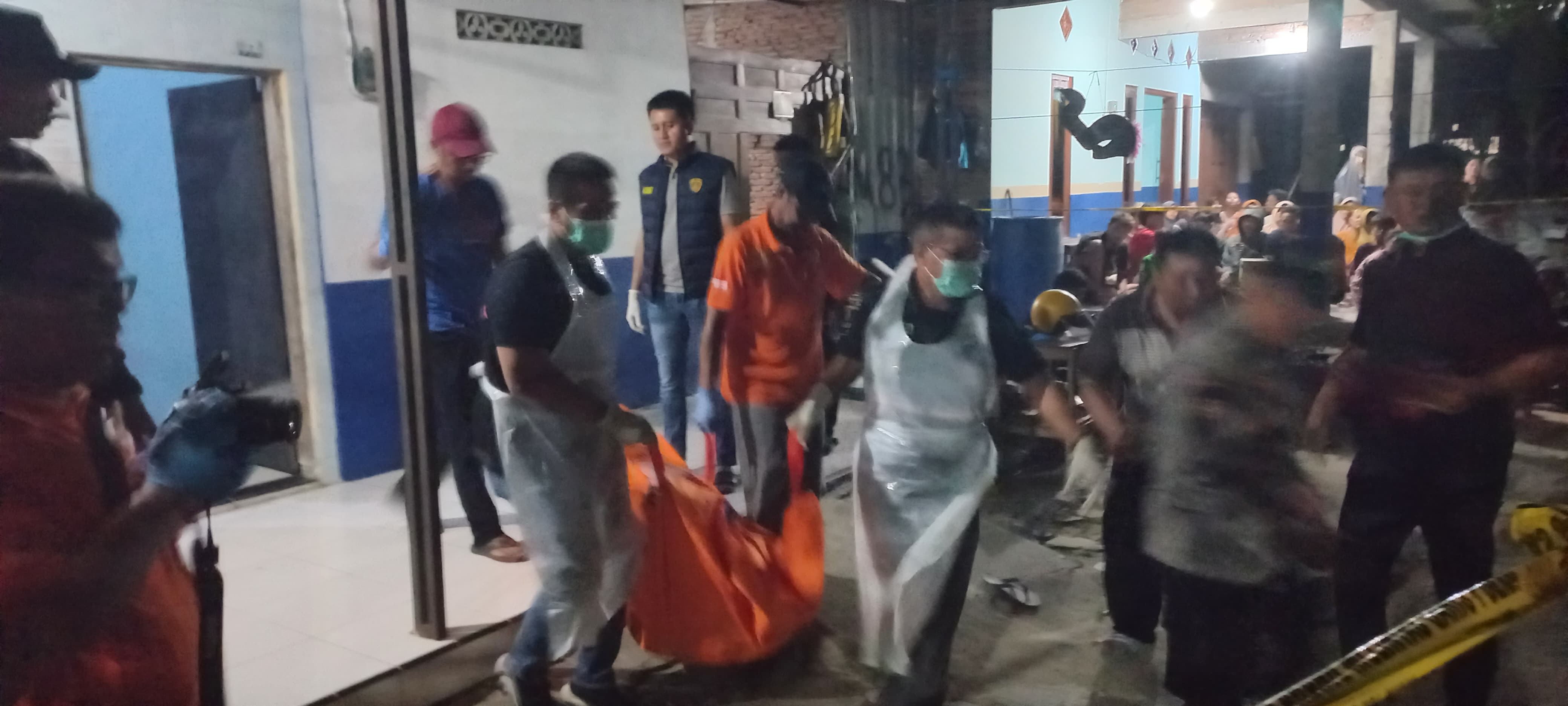 Proses evakuasi korban ABG yang tewas di di rumah neneknya di Dusun Grasak RT 03 RW 05,  Desa Kismoyo, pada Selasa (30/7) pukul 17.30.