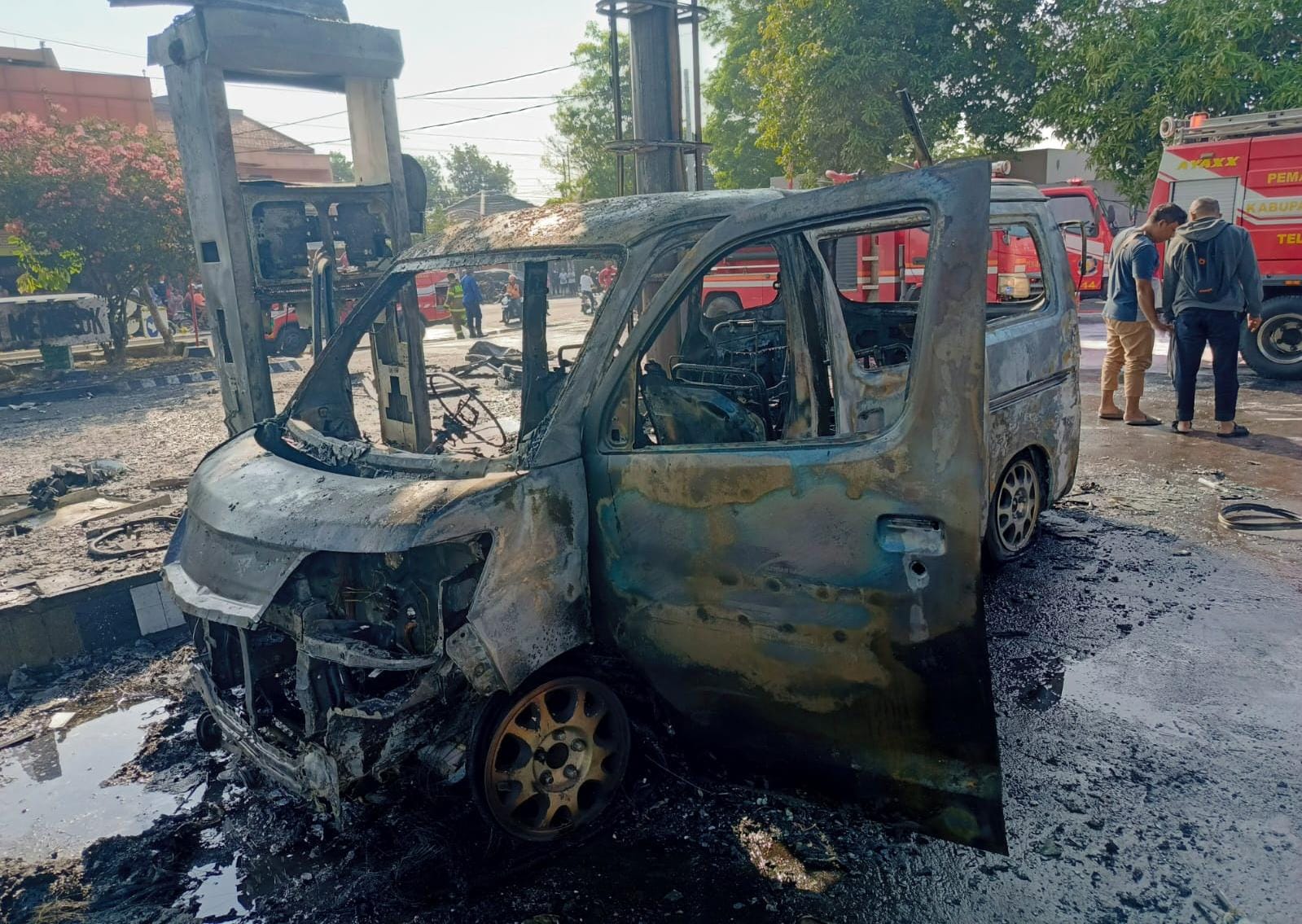 Mobil Daihatsu Grandmax yang hangus terbakar saat melakukan isi BBM di SPBU Paulan, Colomadu, Karanganyar, Rabu (31/7/2024).