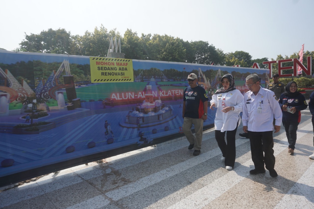 Bupati Klaten Sri Mulyani meninjau pembangunan tugu Adipura di Alun-Alun Klaten, Kamis (31/7/2024). (Angga Purenda/Radar Solo)