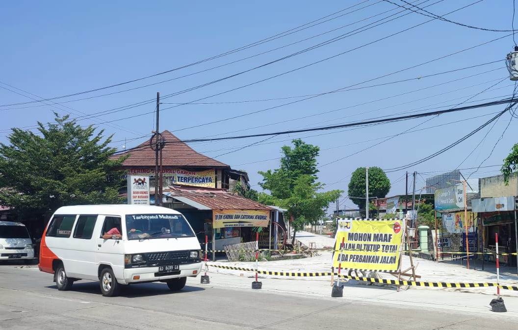 Salah satu jalan rusak di Kabupaten Sragen yang baru diperbaiki pada 2024 ini. (Ahmad Khairudin/Radar Solo)