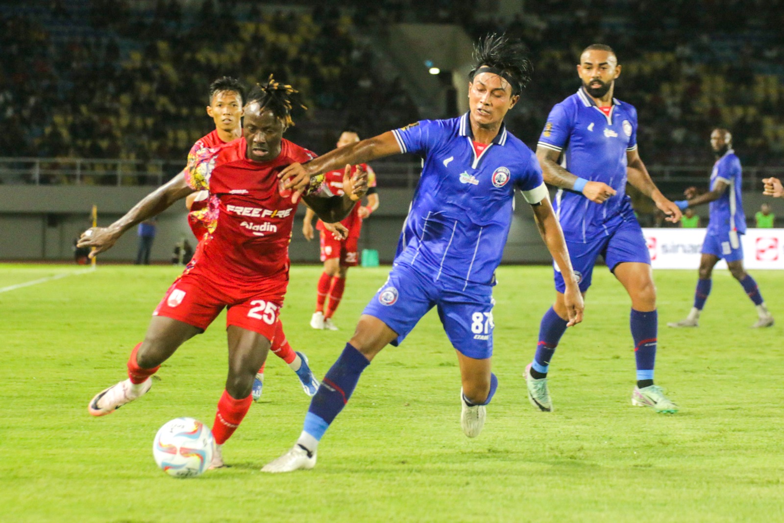 Gelandang Persis Solo Mousa Sidibe dijegal pemain Arema FC di Stadion manahan, Rabu malam (31/7).