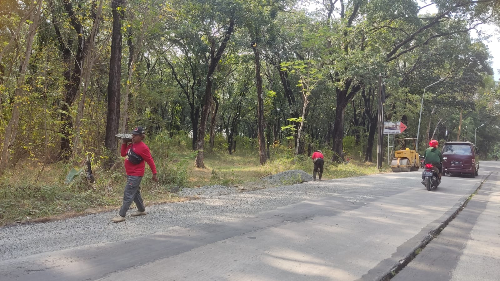 Pemeliharaan jalan di wilayah Alas Kethu, Kecamatan Wonogiri Kota, Rabu (31/7/2024).