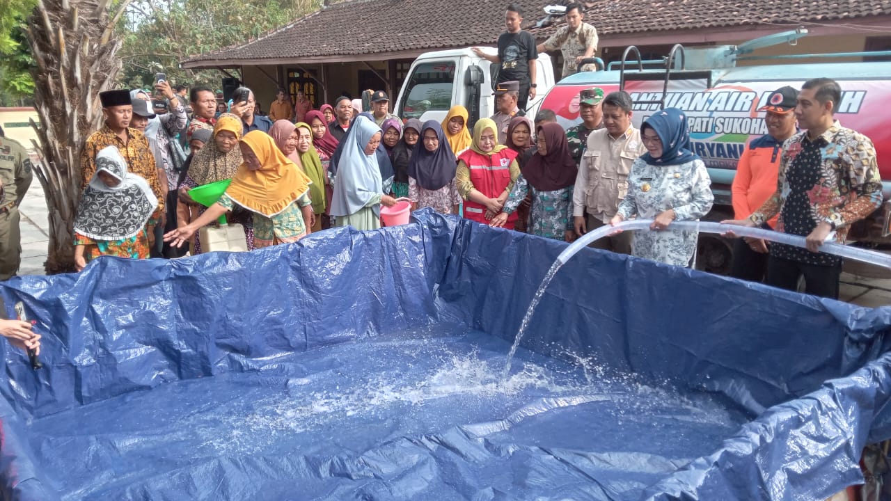 Bupati Sukoharjo Etik Suryani dropping air bersih di Desa Kamal, Kecamatan Bulu, Kamis (1/8).