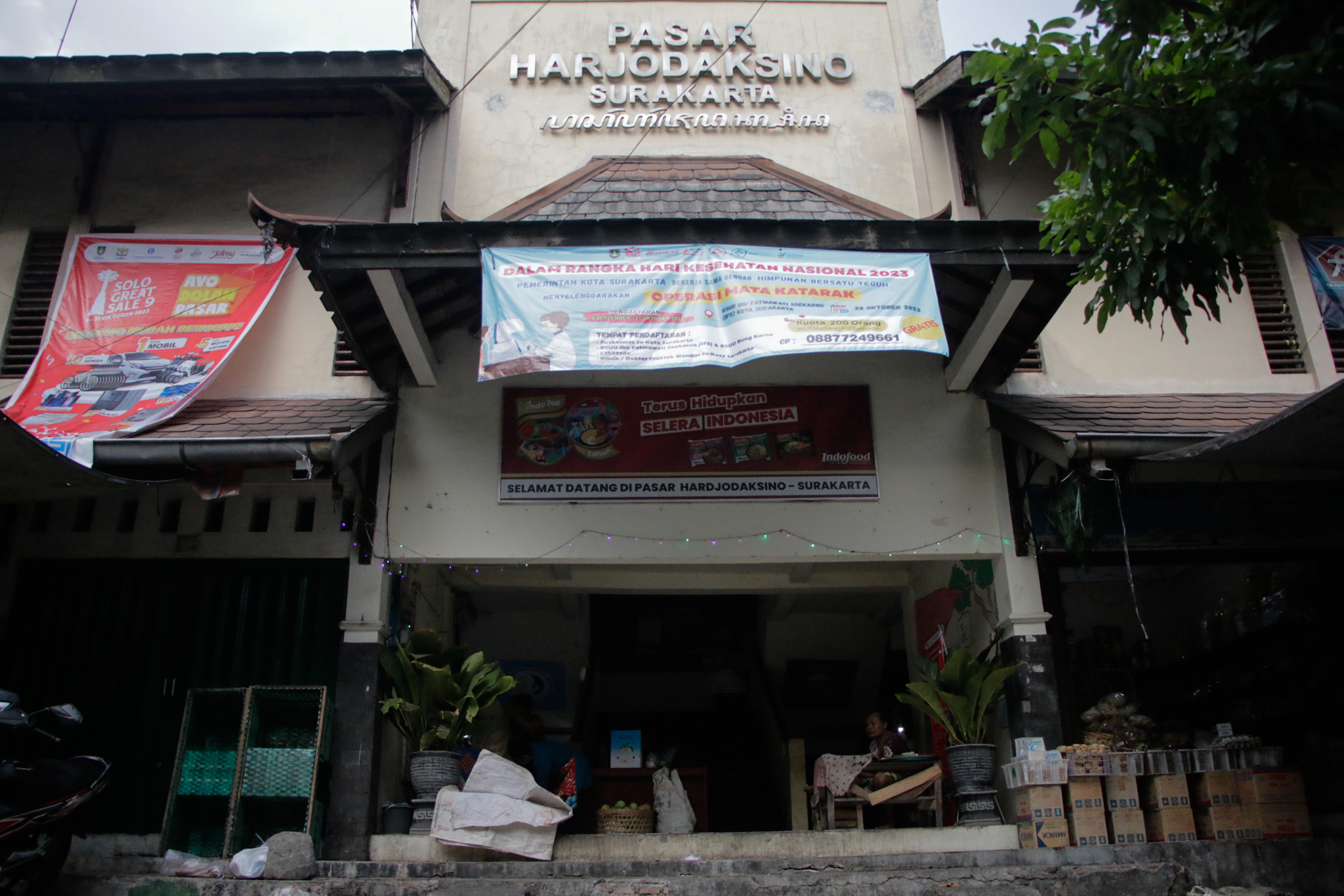 Aktivitas jual beli di Pasar Harjodaksino pagi hari, belum lama ini. Lokasi ini diwacanakan akan direvitalisasi tahun depan.