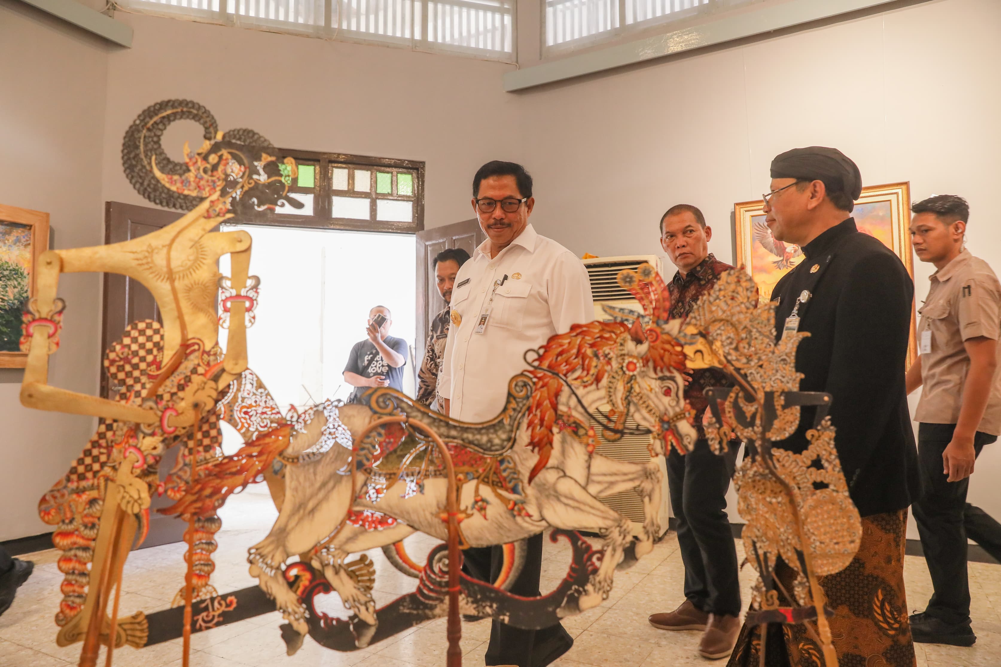 Pj Gubernur Jateng Nana Sudjana membuka Pasar Rakyat dan Budaya atau Pasar Raya di Taman Budaya Jawa Tengah (TBJT) Kota Solo, Kamis (1/8/2024).