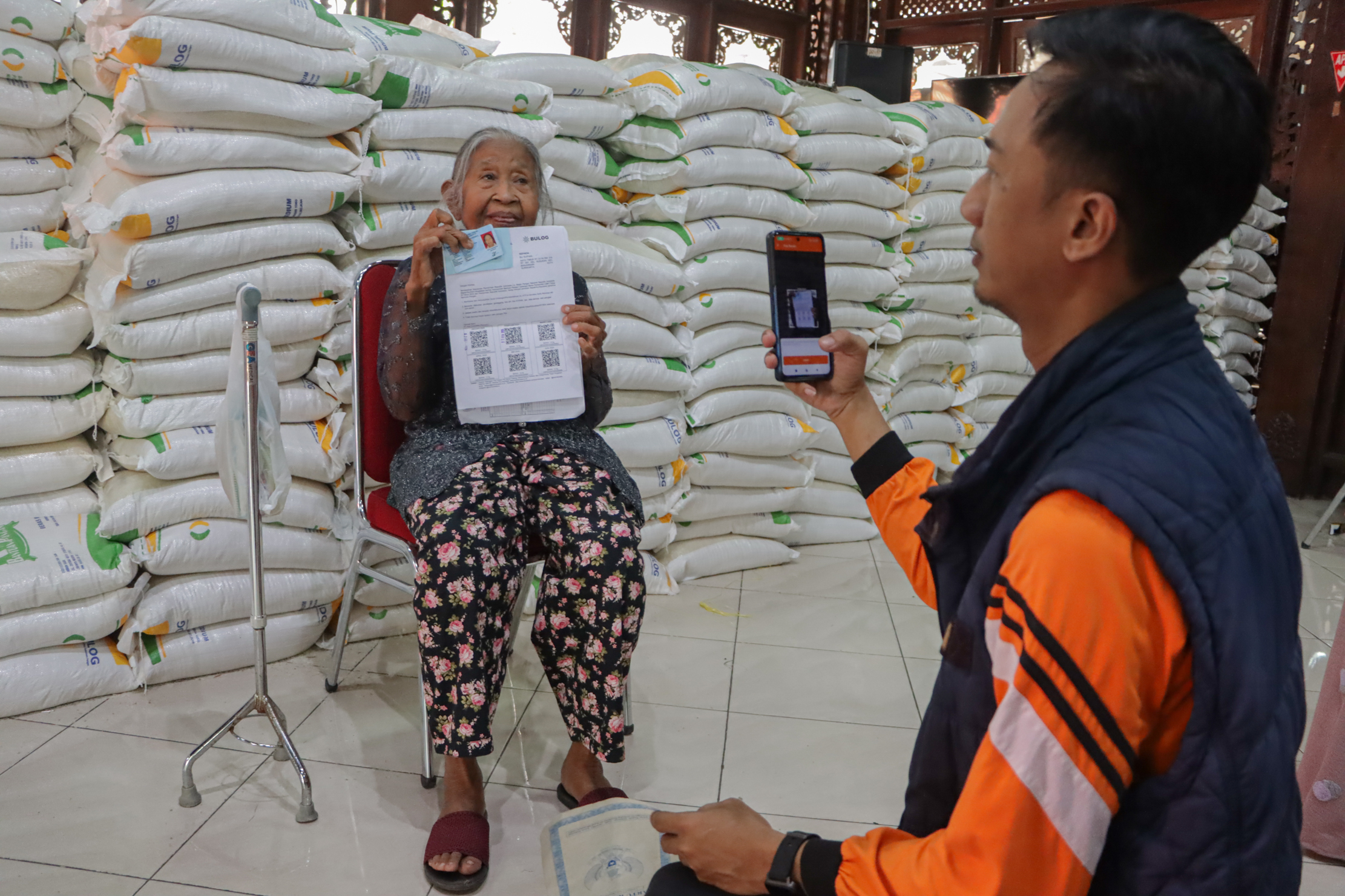 Penyaluran beras bantuan pangan cadangan di kantor Kelurahan Baluwarti, Pasar Kliwon, belum lama ini.