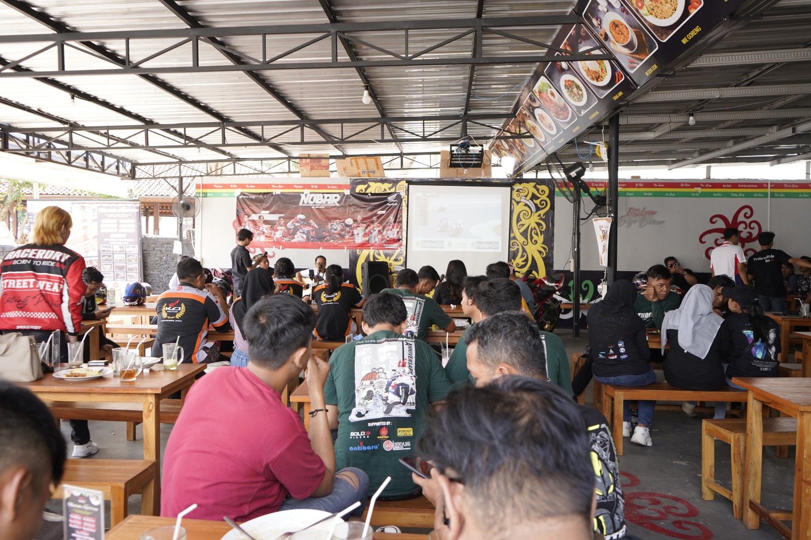 komunitas Honda CBR Semarang berkumpul di Cafe Burjo Borneo Tembalang untuk nobar Asia Road Racing Championship (ARRC) Mandalika.
