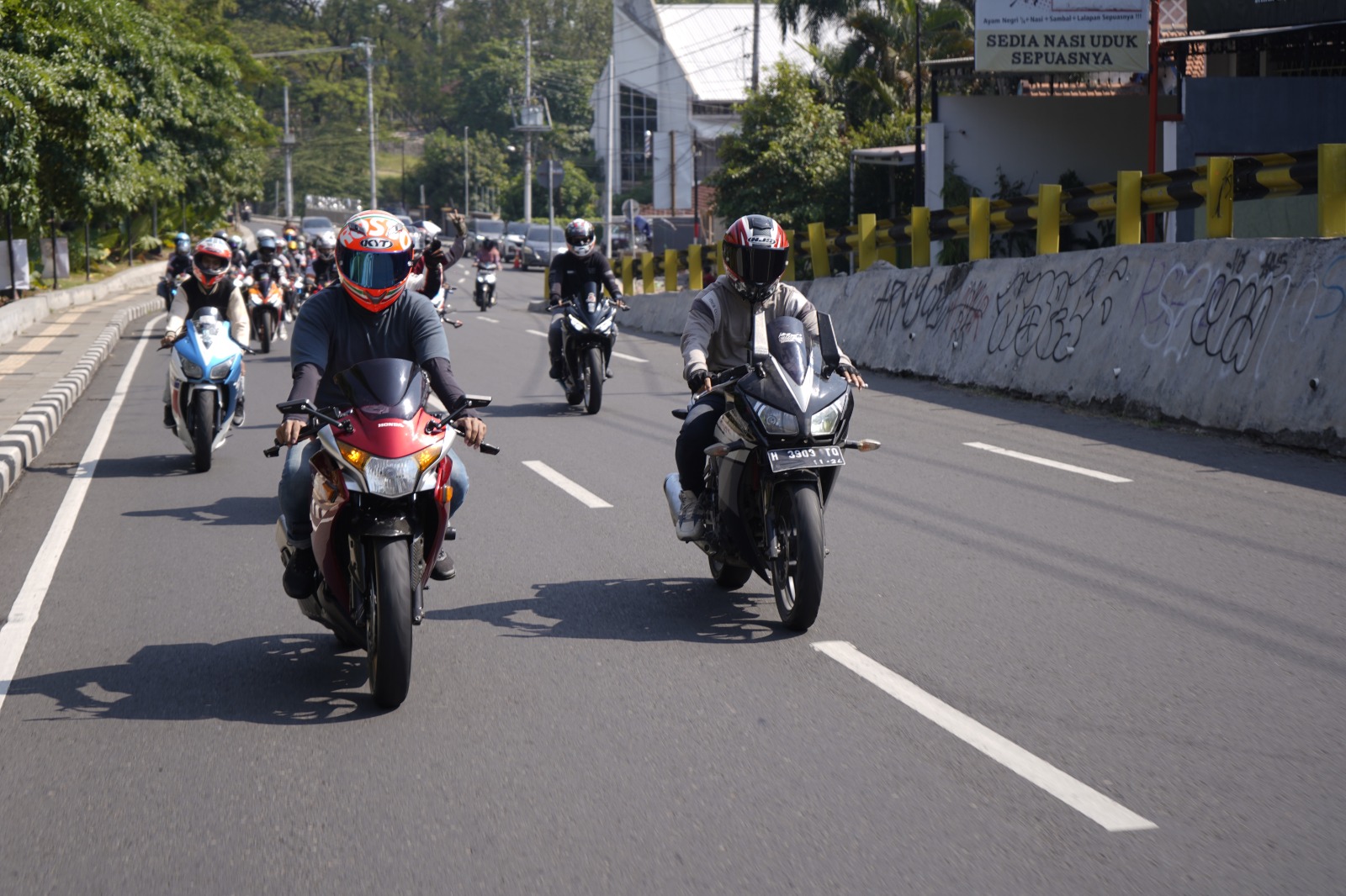 Sunmori Rolling menggunakan Honda CBR150R dan Honda CBR250RR yang diikuti 50 anggota Honda Community di Kota Semarang.