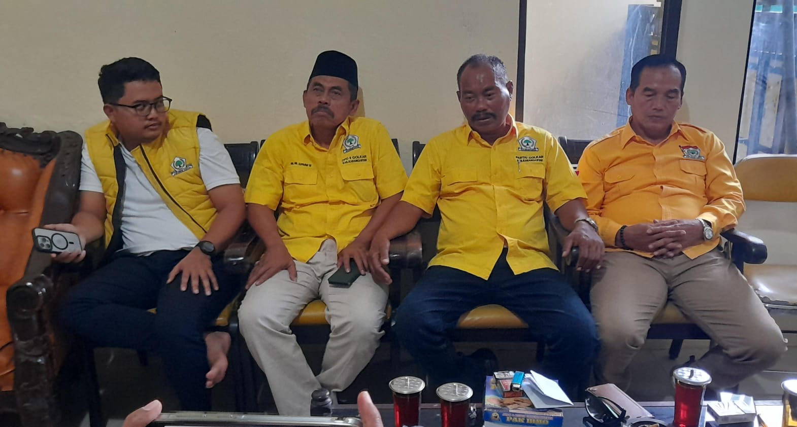Bakal calon bupati Karanganyar Ilyas Akbar Almadani (kiri) bersama pengurus DPD II Golkar Karanganyar. (Rudi Hartono/Radar Solo)