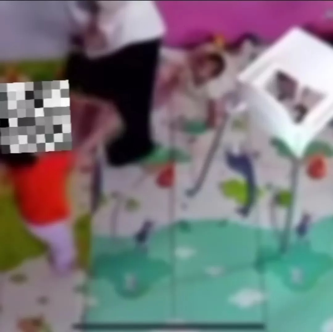 Sebuah tangkapan layar video terkait penganiayan anak dalam daycare di daerah Depok.