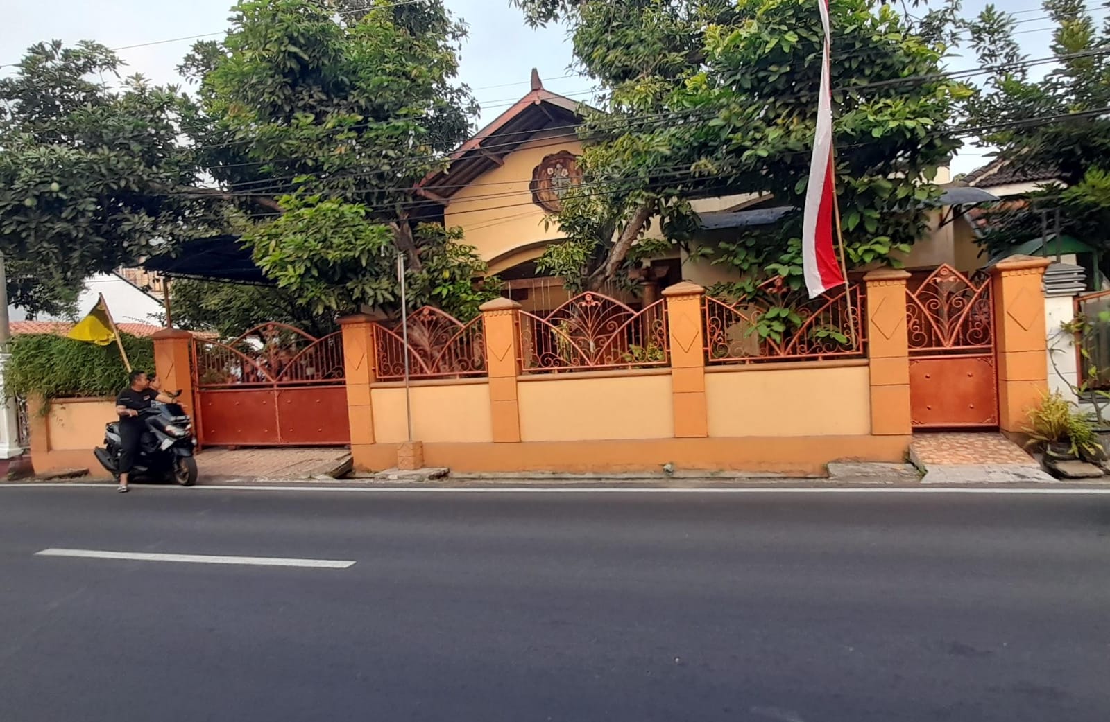 Rumah warga Dusun Pokoh Baru, Desa Ngijo, Kecamatan Tasikmadu, Karanganyar yang disatroni komplotan pencuri mengaku petugas DLH, Kamis (1/8/2024). (Rudi Hartono/Radar Solo)
