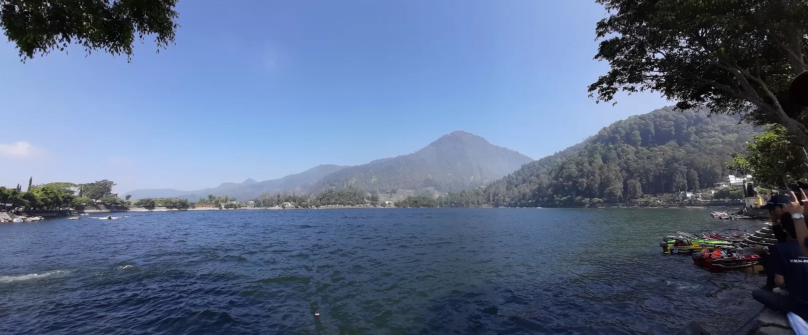 Telaga Sarangan yang ada di kaku Gunung Lawu, tepatnya di Kabupaten Magetan, Jawa Timur.