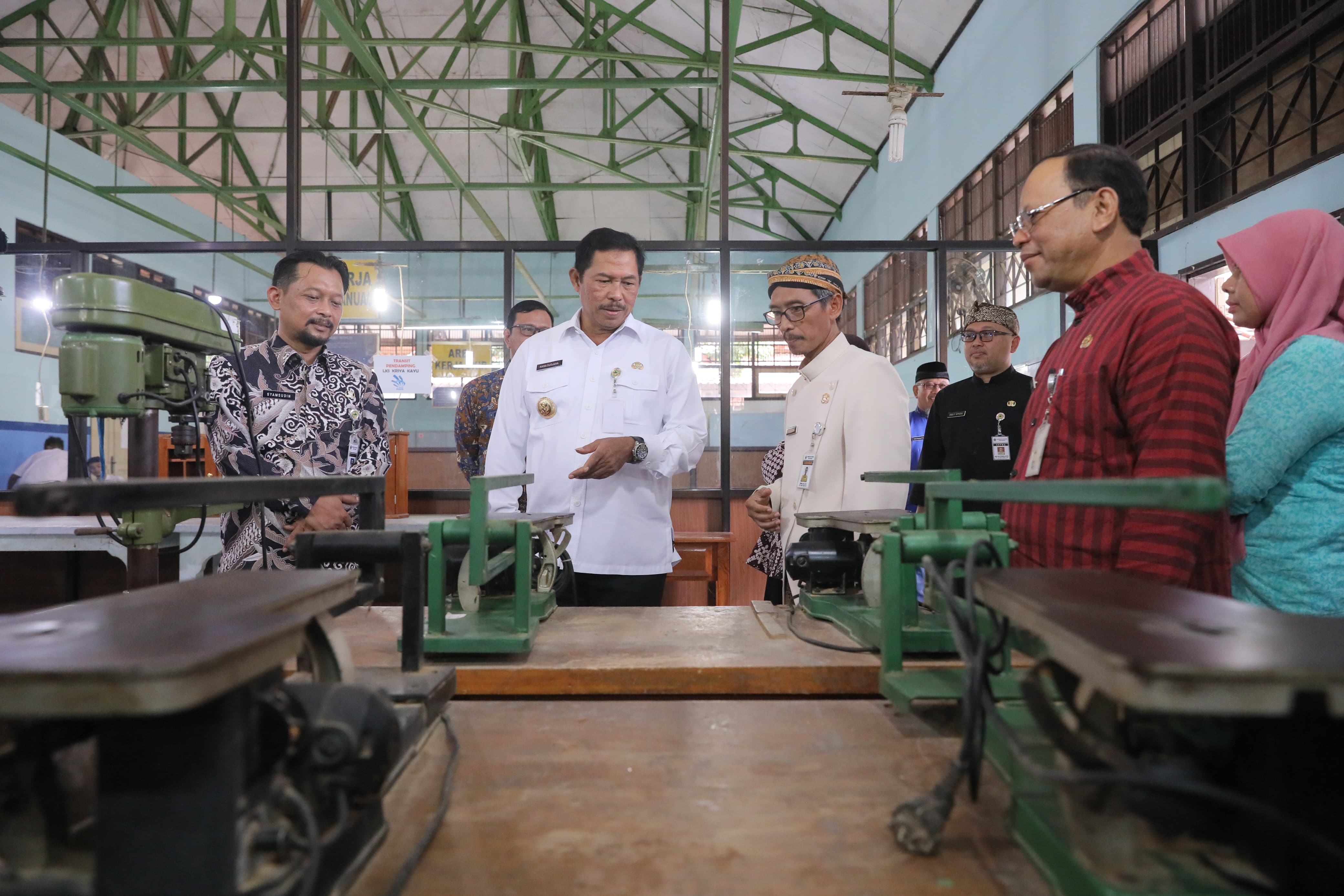 Pj Gubernur Jateng Nana Sudjana cek fasilitas pendukung pembelajaran di SMKN 9 Kota Solo,