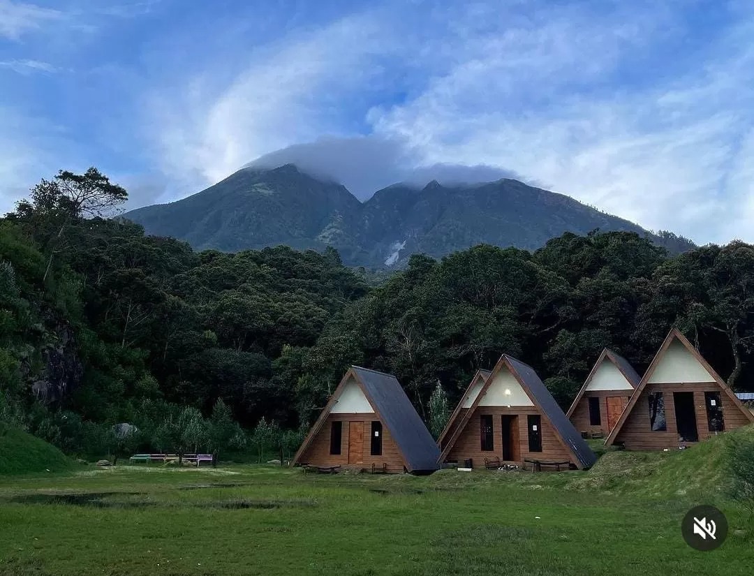 Sakura Hills, glamping bernuansa Jepang yang punya view Gunung Lawu.