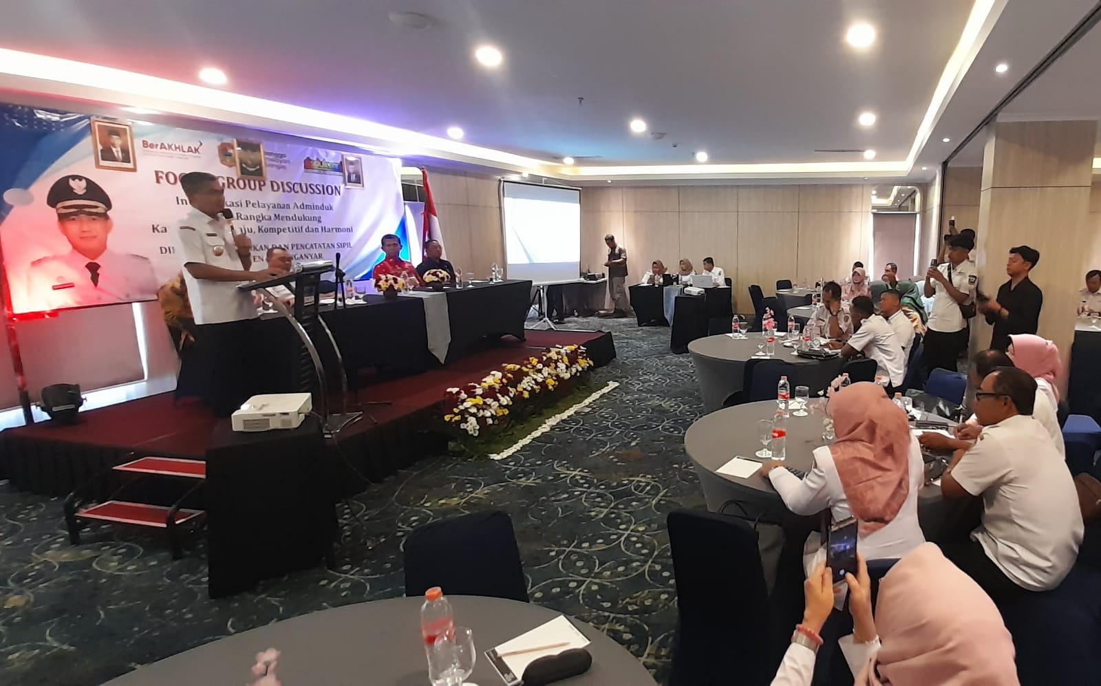 Focus Group Discusion (FGD) tentang inovasi pelayanan adminduk yang digelar Disdukcapil Karanganyar. (Rudi Hartono/Radar Solo)