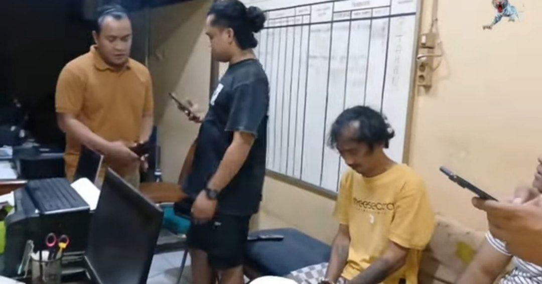Pelaku pencurian rumah di Sragen Wetan yakni Wahyu Kurniawan Sadewo (duduk) usai dibekuk aparat Polres Sragen. (Ahmad Khairudin/Radar Solo)