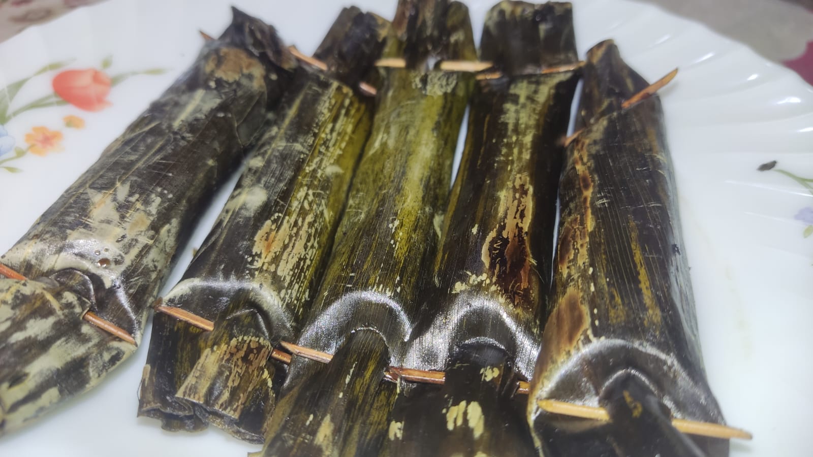 Cabuk yang dilinting pakai daun menambah cita rasa sedap mantap.