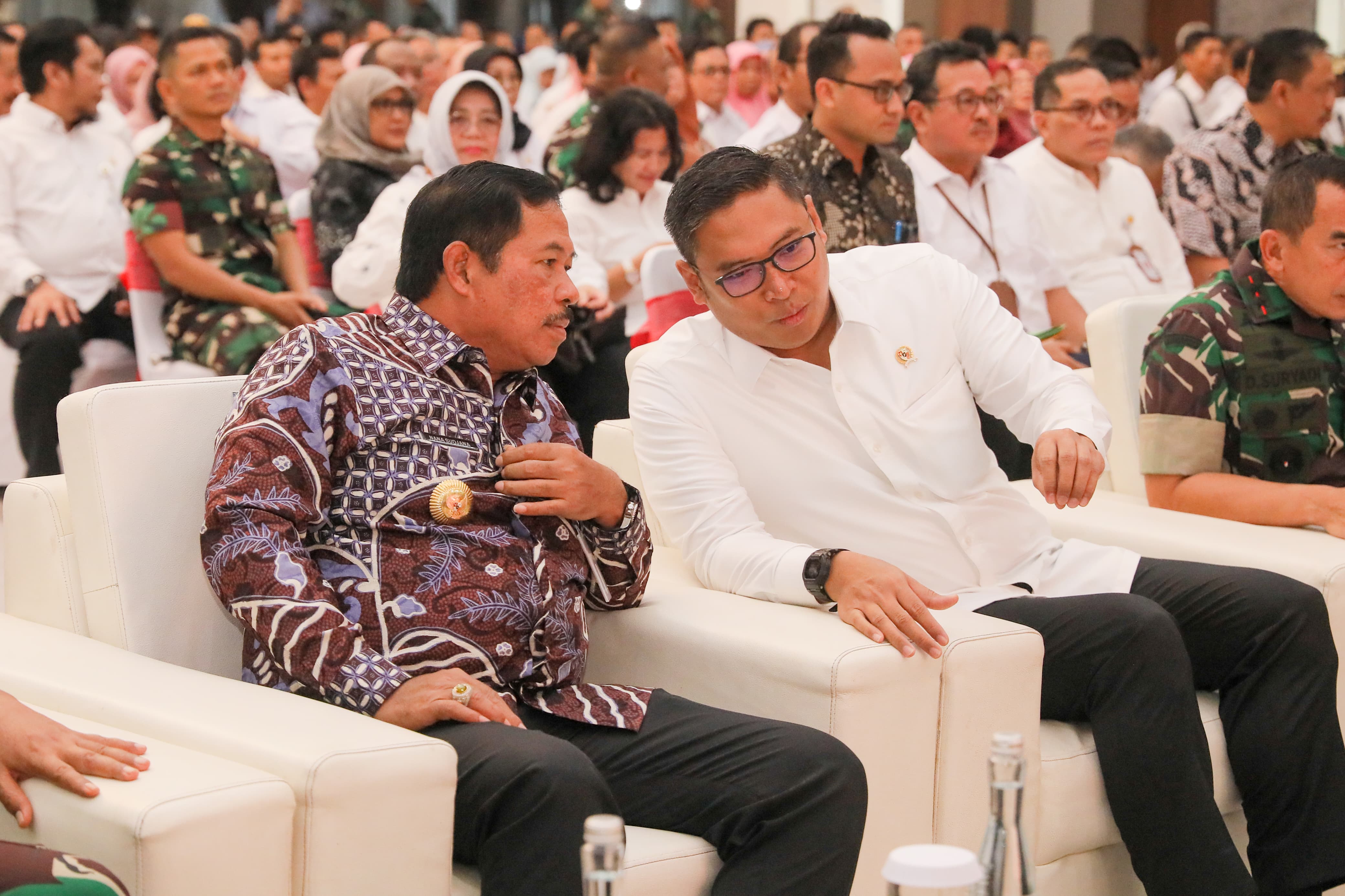 Pj Gubernur Jateng Nana Sudjana dan Wamentan Sudaryono di Rakor Penambahan Areal Tanam, Pompanisasi, dan Pembinaan Penyuluh Pertanian Provinsi Jawa di Balai Diponegoro Kodam IV/Diponegoro, Jumat (2/8)