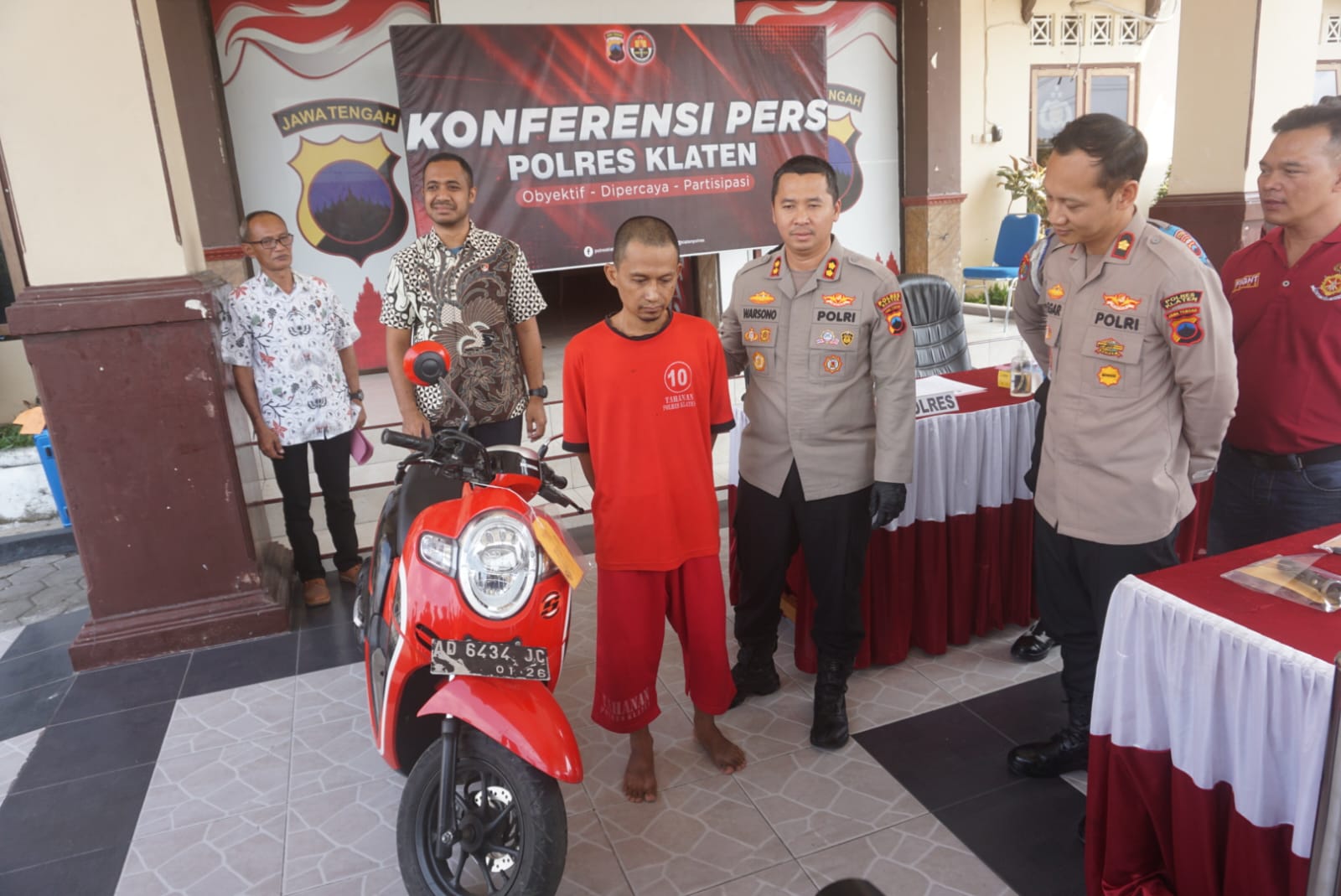Suwarno bersama barang bukti sepeda motor hasil curian diamankan di Mapolres Klaten, Kamis (1/8/2024).
