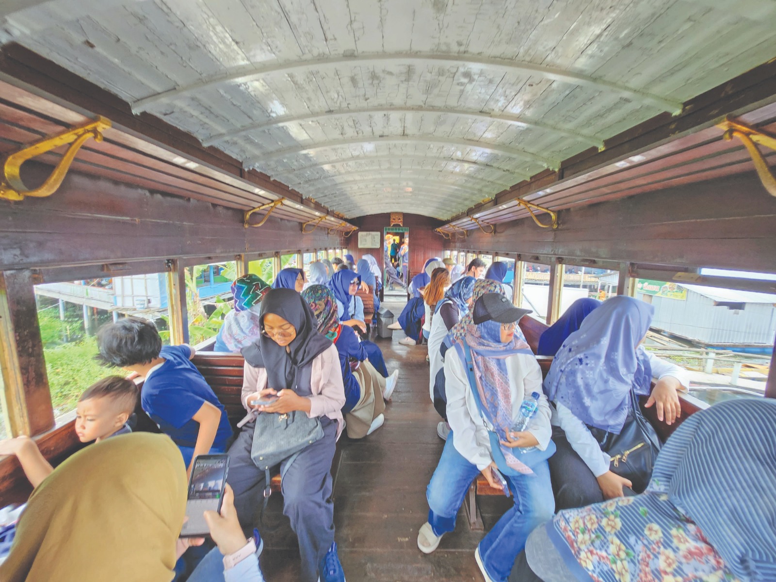 Kereta api uap Jaladara ramai wisatawan.