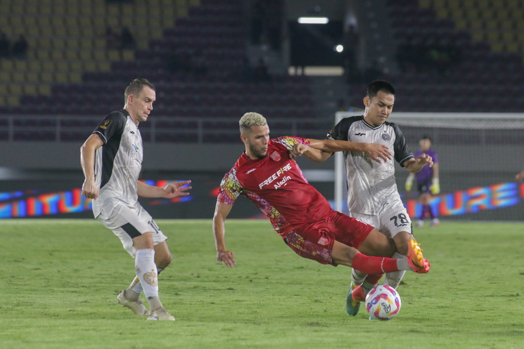 Laga Persis Solo melawan Persija Jakarta di Piala Presiden di Stadion Manahan (3/8).