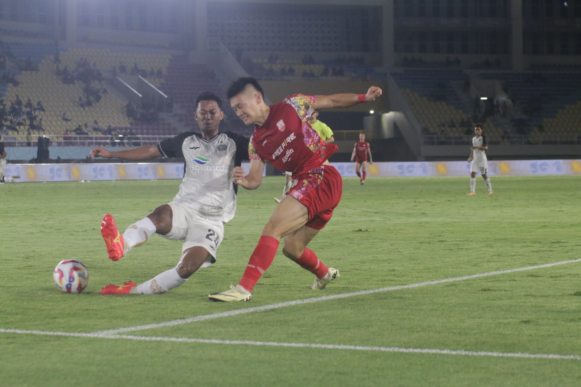 Gelandang Persis Solo Sho Yamamoto saat melawan Persija Jakarta di Piala Presiden di Stadion Manahan (3/8).