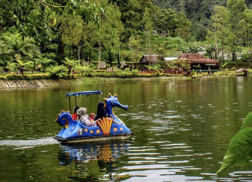 Suasana yang ditawarkan di Telaga Madirda, Desa Berjo, Ngargoyoso, Karanganyar.