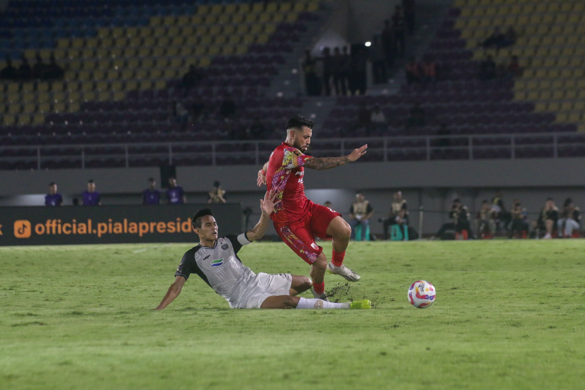 Gelandang Persis Solo Facundo (kanan) dijegal pemain Persija Jakarta di Stadion Manahan (3/8).