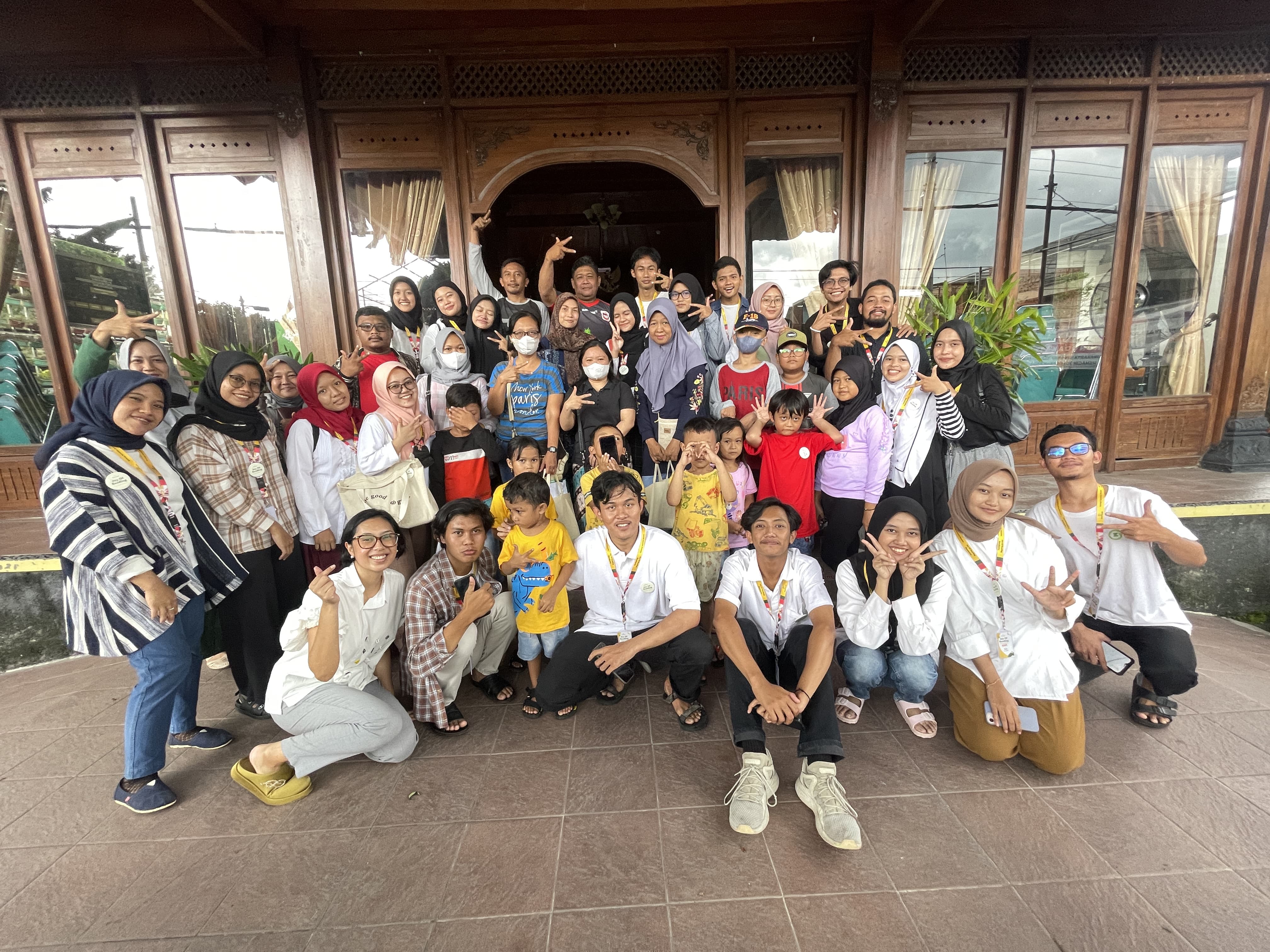 Anggota komunitas Kisah Kasih bersama anak-anak yang didampingi serta orang tuanya. (dok. Kisah Kasih)