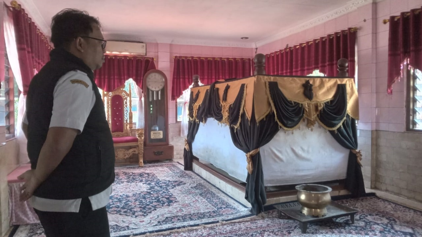 SAKRAL: Pusara Makam Ki Ageng Balak ditutupi kelambu.