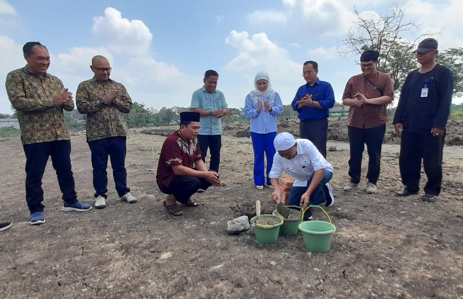 Peletakan batu pertama pembangunan salah satu perumahan di Gondangrejo, Karanganyar. (Rudi Hartono/Radar Solo)