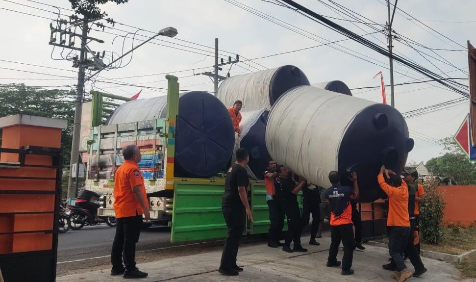 Bantuan tandon air yang diterima BPBD Karanganyar dari BNPB, Minggu (4/8/2024). (Rudi Hartono/Radar Solo)