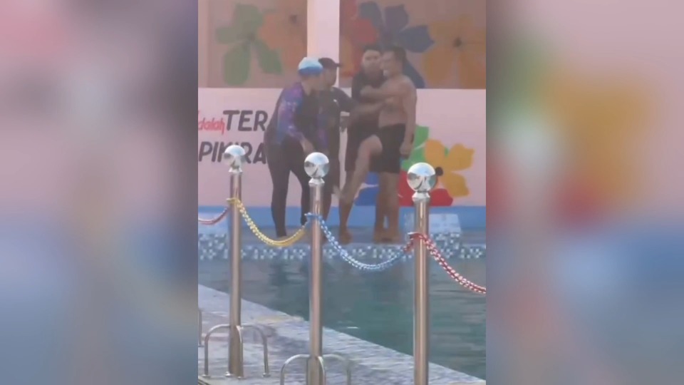 Video viral yang menunjukkan tindak kekerasan pelatih renang pada guru olahraga perempuan di Kisaran, Asahan, Sumatera Utara.