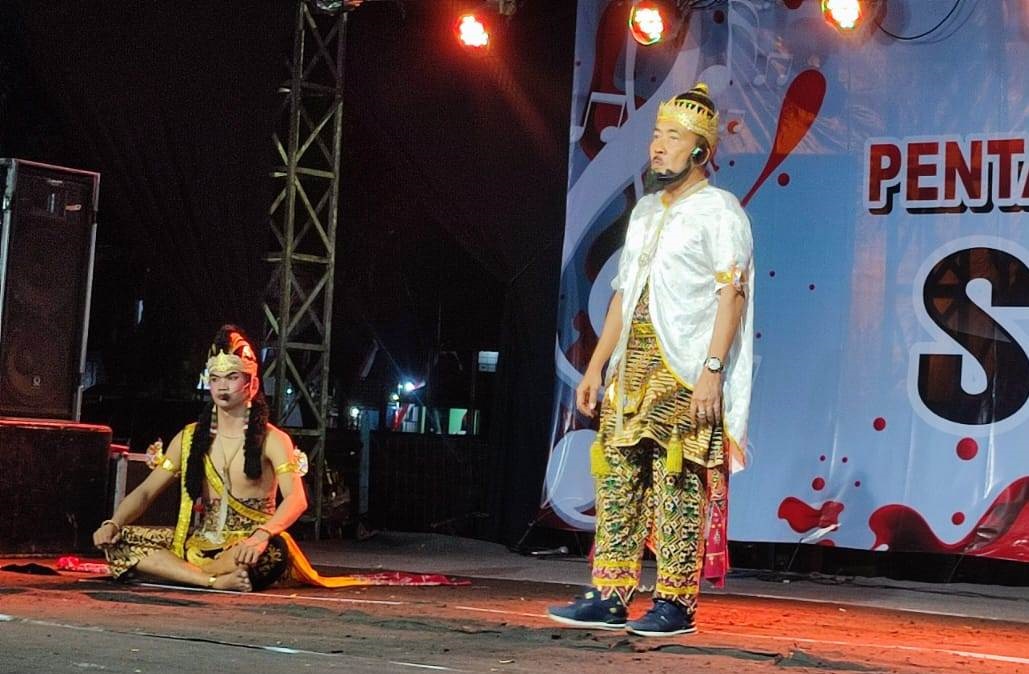 Ketua DPRD Sragen Suparno (kanan) saat main ketoprak pelataran Kantor Sekretariat KONI Kompleks GOR Diponegoro, Sragen, Minggu (4/8/2024) malam. (Ahmad Khairudin/Radar Solo)