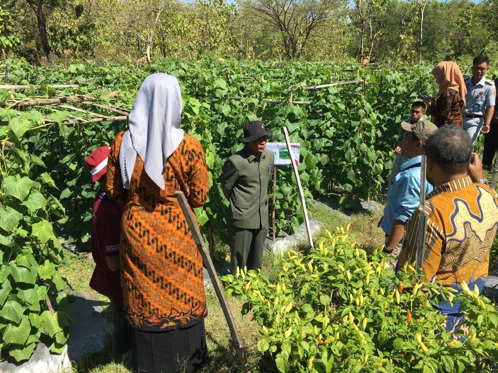 Kepala Dinas Pertanian dan Perikanan Sukoharjo Bagas Windaryatno bersama para petani, belum lama ini.